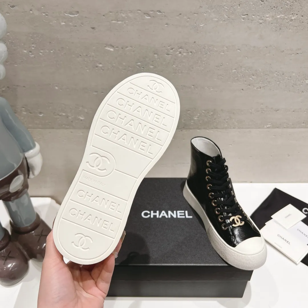 👟👟Ex-factory price 480👟👟 (top version) Chanel Chanel 24 latest model full leather panda color white shoes casual sports shoes skateboard shoes original purchase and development production Xiaoxiang C Home Another super popular item in the counter, loved by Internet celebrity bloggers and sisters, and various praises on social platforms. It is very popular, has a high texture, is breathable and super spring and summer. Seeing this issue always arouses the inner desire of girls for fashion. The latest suede material, classic black and white color, full of fashionable feeling on the feet, easy to care for. Fabric: Original customized imported cowhide material. Lining: Customized soft sheepskin lining. Sole: Original molded TPU non-slip outsole. Bottom thickness: 2.5CM. Size: Women's size 35-40 (custom-made sizes 40 are non-refundable)
